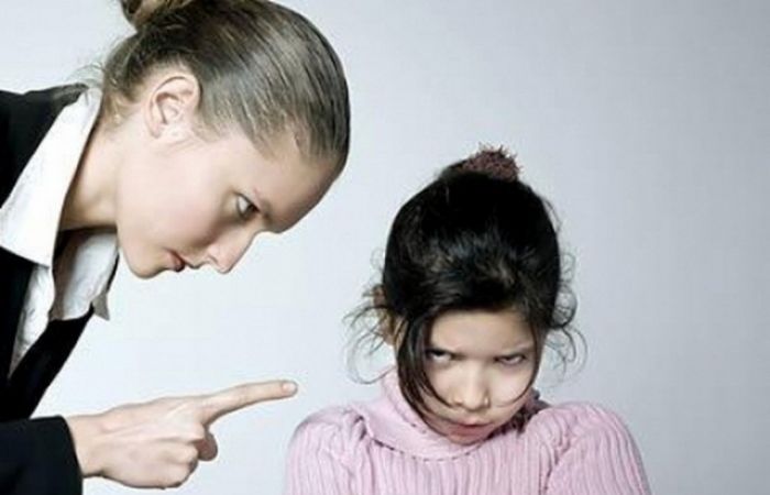 Пять простых способов объяснить детям, почему не стоит поднимать вещи на улице