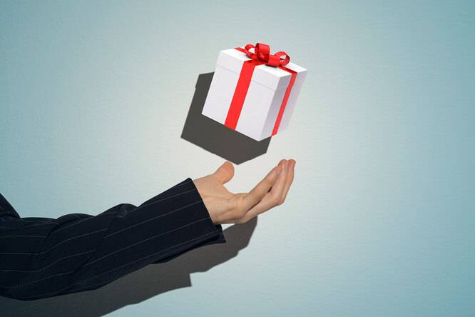Лучше не стоит: рейтинг подарков, которые неприлично дарить мужчине по этикету