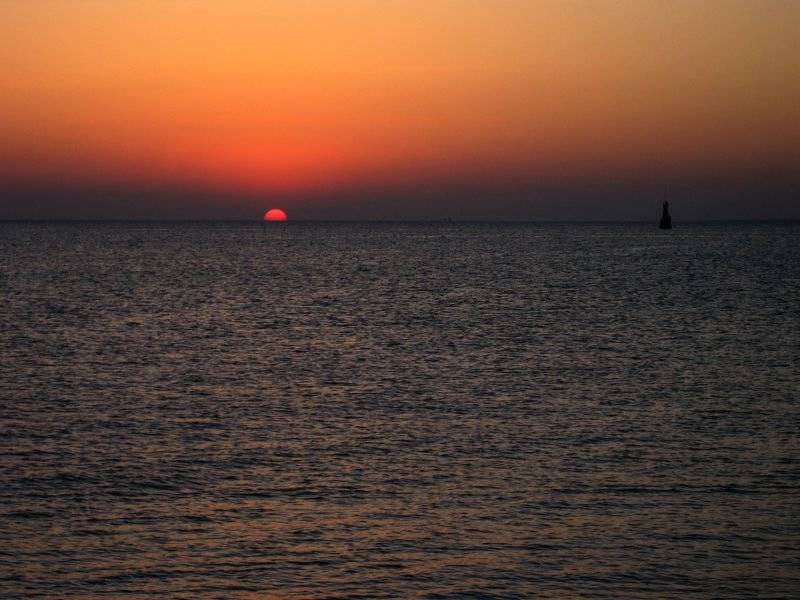 Египет нельзя купаться. Красное море после заката. Почему нельзя купаться после заката солнца. Запрет на купание в Красном море после заката. Почему нельзя купаться в Красном море после захода солнца в Египте.