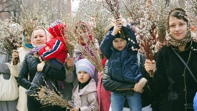 prihozhanki s detmi v verbnoe voskresene vo dvore cerkvi 640x360 1 Можно работать в вербное воскресенье на огороде