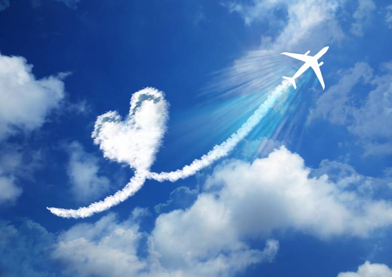Какой самолет оставляет белый след на небе
