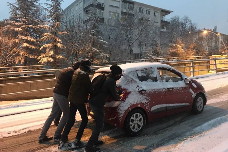 Последствия сильнейшего снегопада в Стамбуле