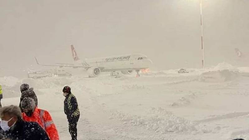 Снегопад парализовал аэропорт Стамбула