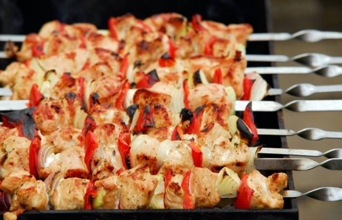 За уши не оттянуть: названы лучшие шашлычные рецепты россиян разных поколений