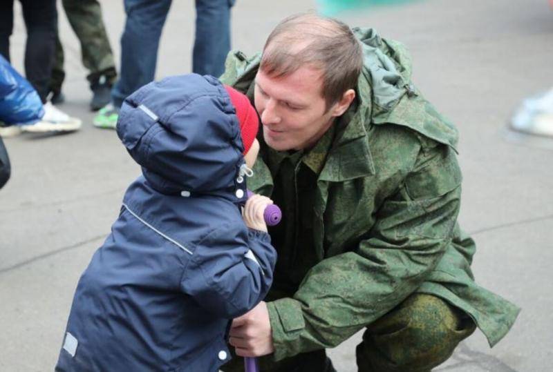 Юрист ответил, можно ли с денежного довольствия участника СВО взыскать алименты