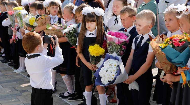 Финансовая поддержка к 1 сентября 2023: льготы и денежные выплаты для россиян накануне школы и детского сада