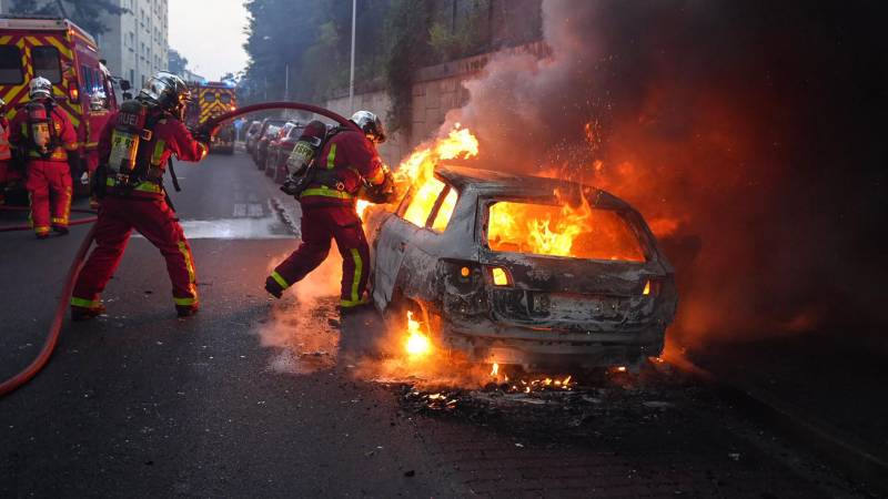 Более 400 человек задержаны французскими полицейскими во время беспорядков: ситуация на сейчас