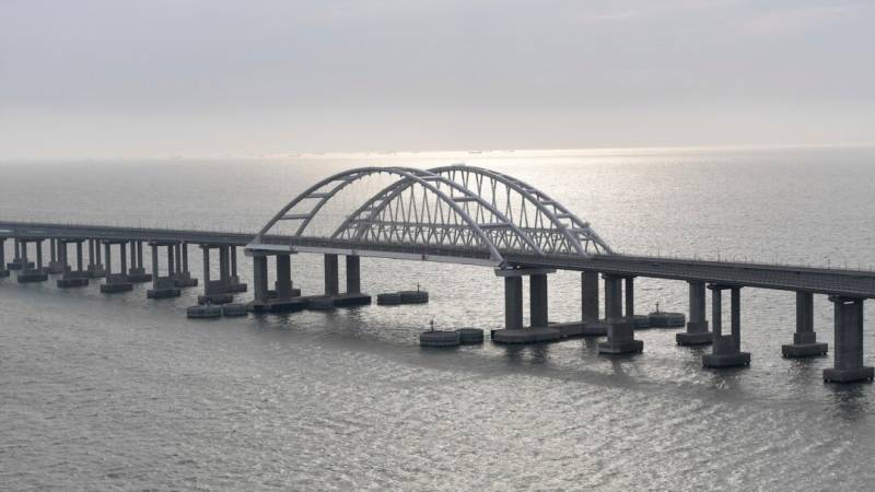 Автомобилистам рассказали, что делать при сигналах тревоги на Крымском мосту 