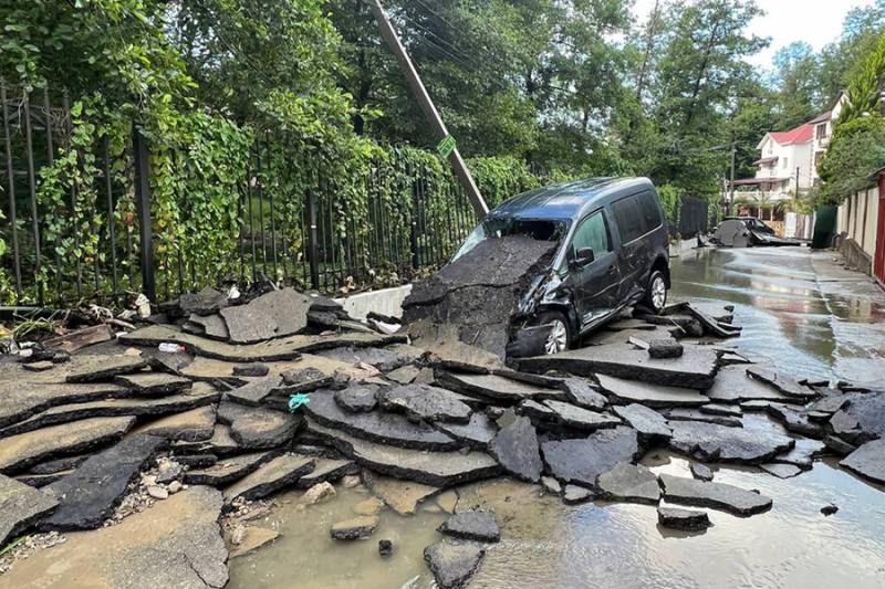 Ужасный потоп: ливень в Сочи, 9 июля, смывал авто и асфальт 