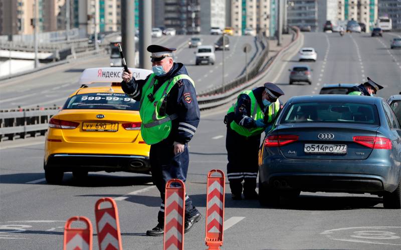 Автомобилистам РФ рассказали, что теперь нельзя давать в руки инспекторам ГИБДД