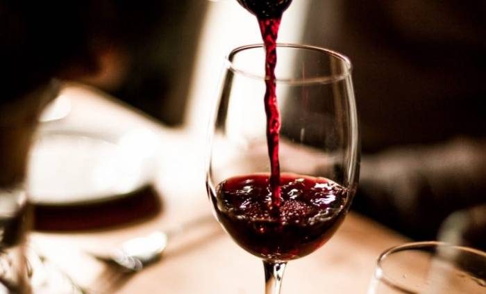 Биолог рассказал, почему от красного вина болит голова
