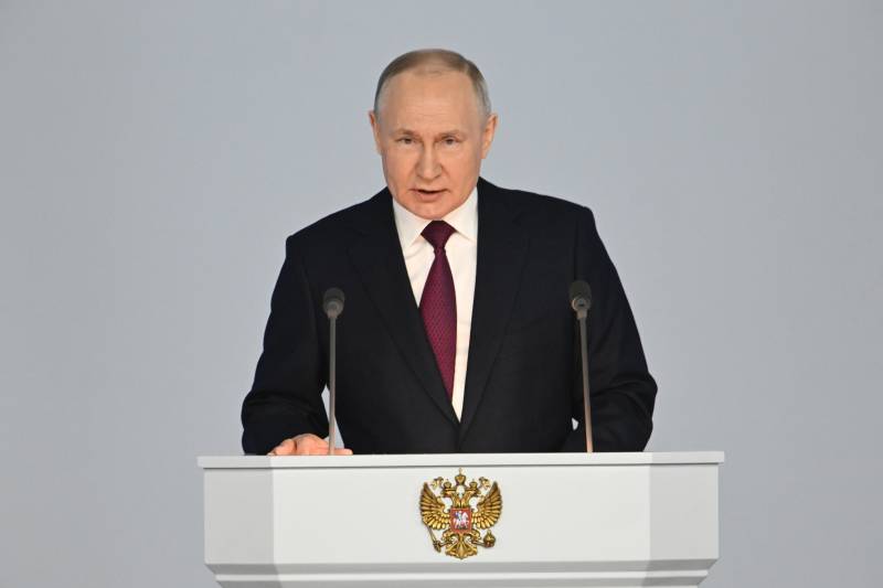 К новому учебному году 2023 россияне получат от Путина до 18 000 рублей: кто и на каких условиях 
