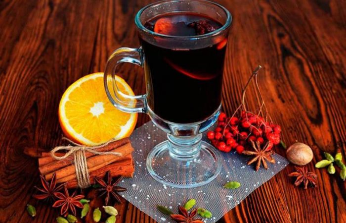 Без запар и сложностей: крутой рецепт глинтвейна, который можно приготовить за 10 минут до прихода гостей