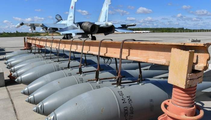 «Трехтонное возмездие»: ФАБ-1500 стерла базы ВСУ в ДНР и Харьковской, командные центры превратились в воронки
