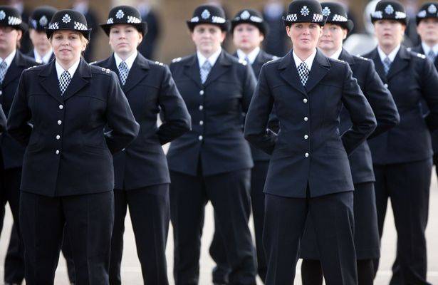 Любовь от надзирательницы: британских женщин-полицейских массово судят за «интенсивные ласки» в камерах