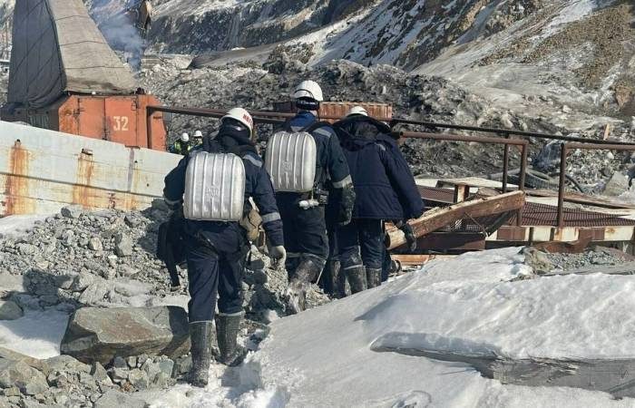 Трагедия на руднике «Пионер»: директор задержан, 13 человек засыпаны под завалами в затопленной шахте
