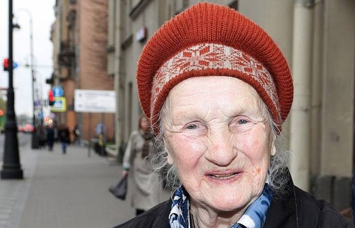 Разве заслужила? В Питере 93-летняя актриса из «Брата» просит подаяние