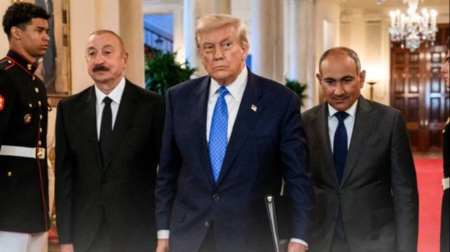 Мир между врагами все-таки настал! Алиев и Пашинян договорились о «светлом будущем» и «коридоре Трампа»