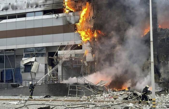 Киев в ужасе: Мощнейшие удары Москвы стерли заводы Украины