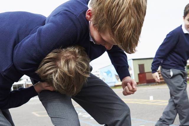 Когда защитник на войне: банда мигрантов расправляется с детьми