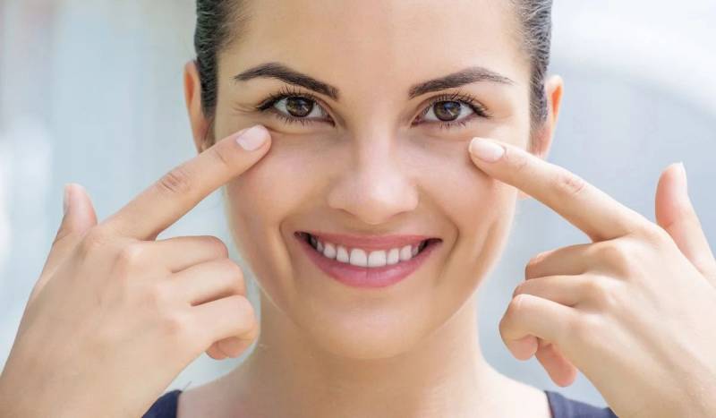 Забуть о патчах и кремах: названы 11 лучших напитков, которые гарантированно избавять вас от отеков