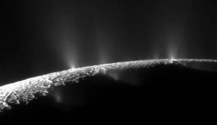 Жизнь возможна! В новых выбросах на спутнике Сатурна Энцелад ученые обнаружили органику и кислород