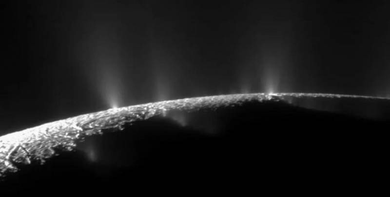 Жизнь возможна! В новых выбросах на спутнике Сатурна Энцелад ученые обнаружили органику и кислород