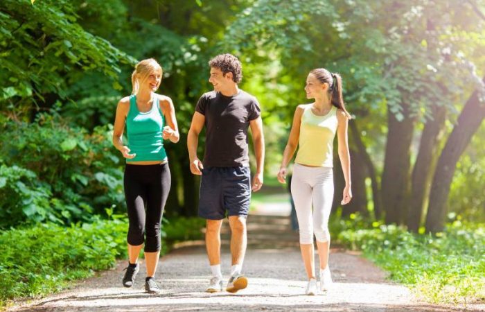 6 упражнений для пресса во время ходьбы: тренируйся где угодно