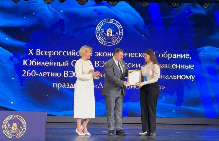 Победительница конкурса вопросов к Экономическому диктанту получила приз Фонда Юрия Лужкова