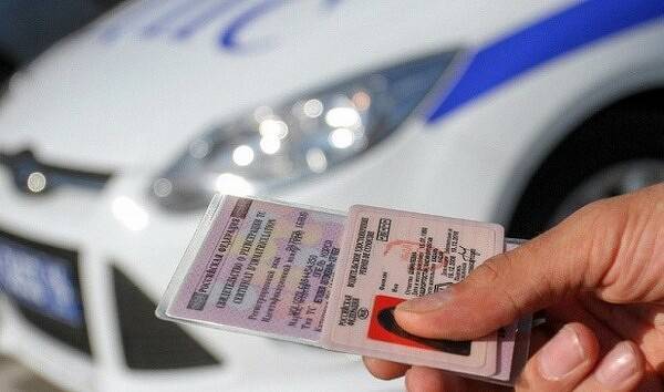 Нарушение правил: отказ от снятия обложки с прав грозит водителю 15 сутками ареста