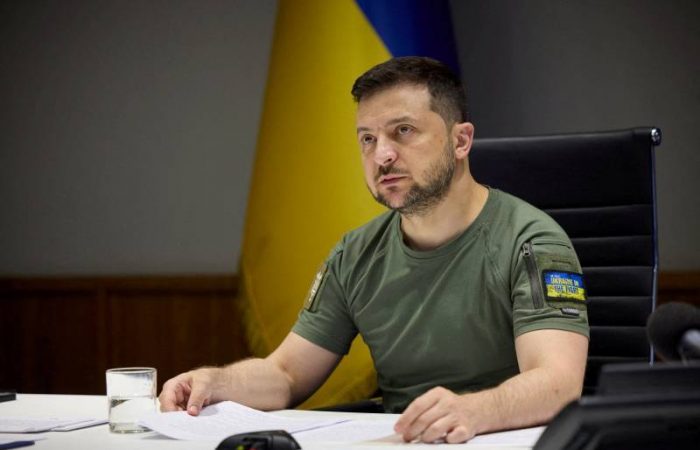 Победа не главное: как Зеленский сохраняет влияние даже вдали от родины