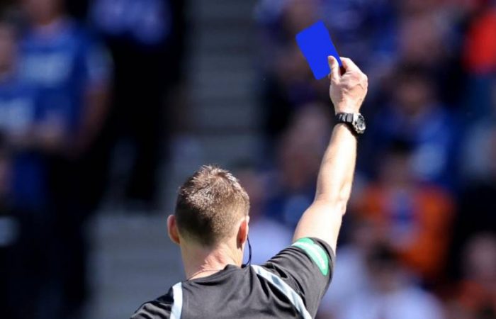 Синяя карточка за язык: Судья удаляет футболиста Медиалиги за нарушение языкового регламента