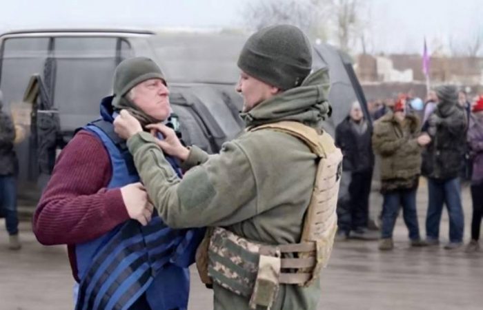 Лохматый дебошир Борис Джонсон на передовой ВСУ прибыл в карете скорой