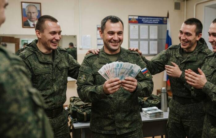 С 1 октября повышаются зарплаты: кого коснётся и на сколько